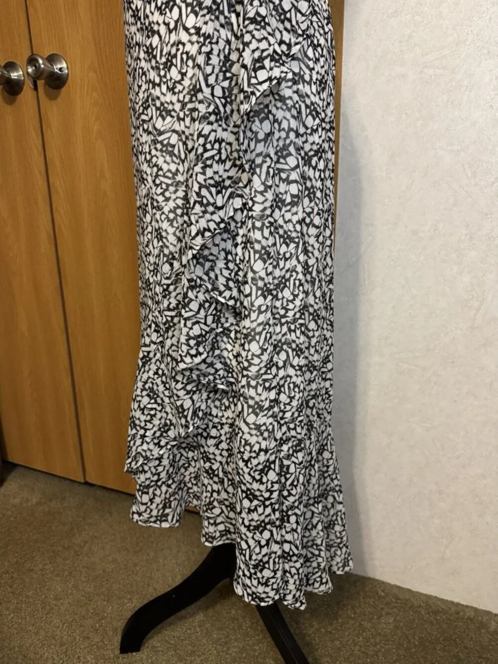 WHBM Women Black White Floral Faux Wrap Dress Ruffles SMALL Dainty Romantic READ - Picture 10 of 13